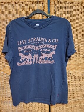 Levi's Navy Short-Sleeve Graphic Tee with Pink Logo